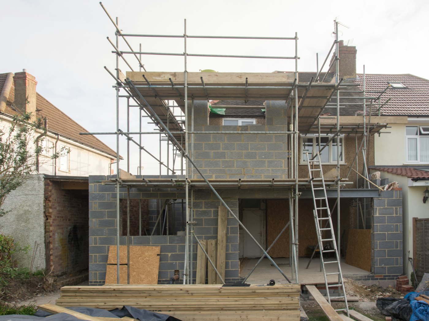 Artisan du bâtiment : quelle assurance paie quoi sur un chantier ?