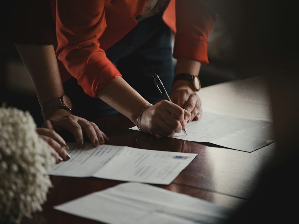 Artisan et client signant un document de fin de chantier